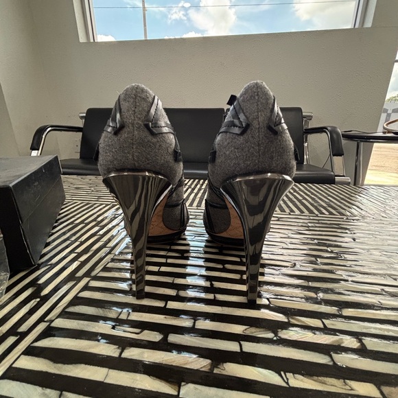 Authentic L.A.M.B. Women's Gray Peep Toe Heels-Retails $295 - Picture 5 of 9